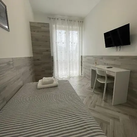 Holiday Rooms Rho-3