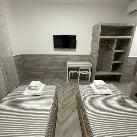Holiday Rooms Rho-2